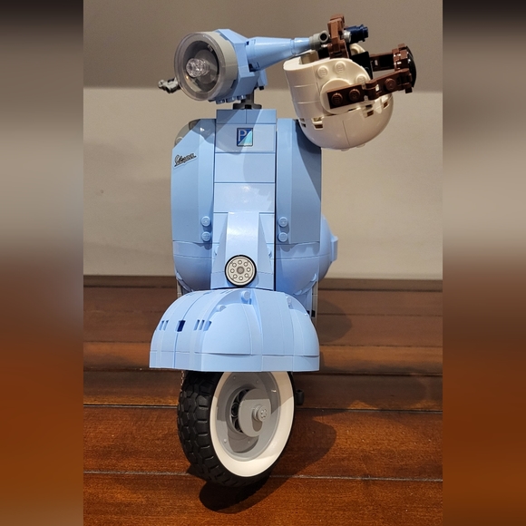 LEGO • Vespa 125 • 1107 Pieces • Item # 10298 - Picture 9 of 10